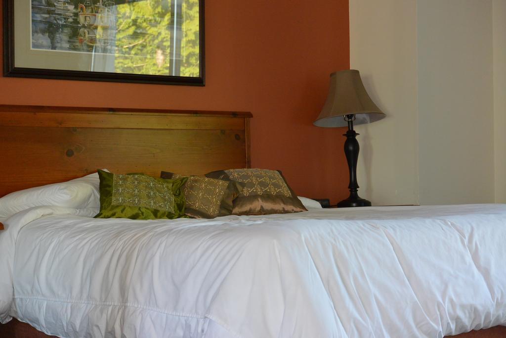The Bamfield Motel Salmon Beach Buitenkant foto